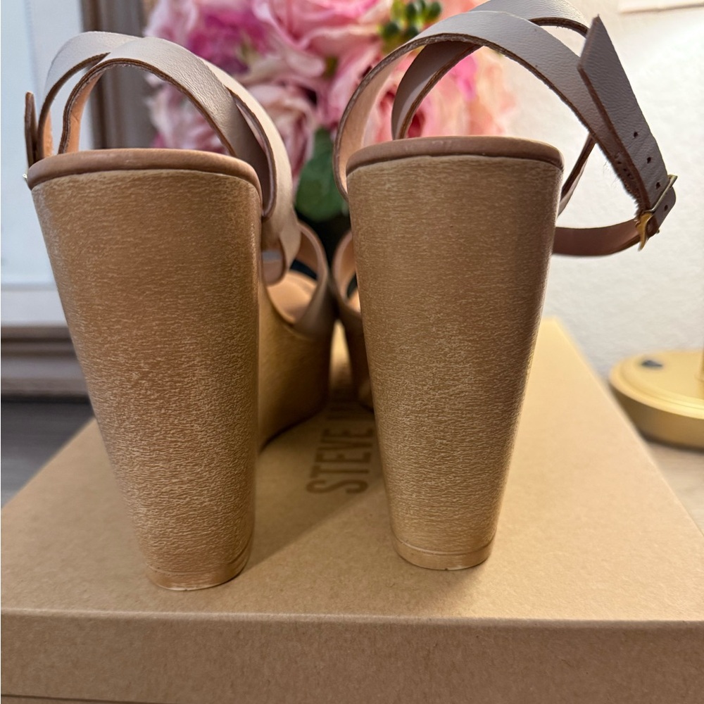Women’s size 7 NEW Steve Madden “Welsh” wedges. Bone colored leather upper. NEW! - Picture 4 of 6